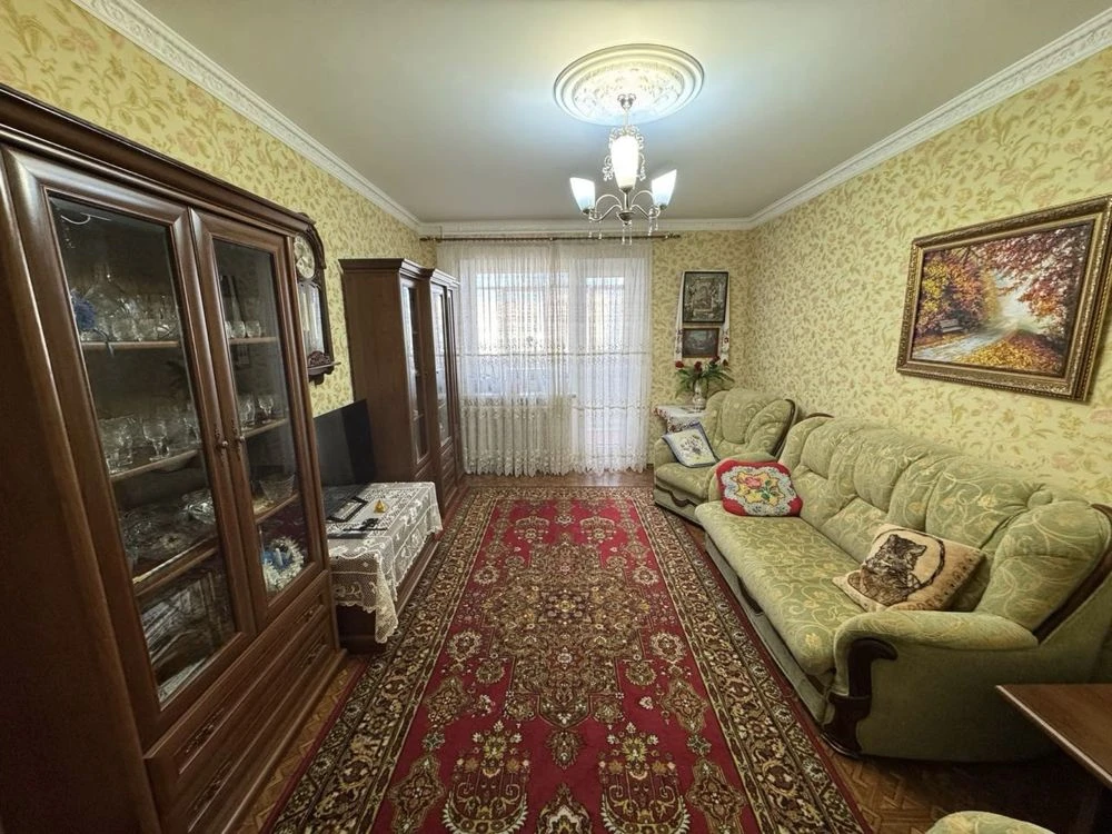 Продається 4-кімнатна квартира в центрі м-н Інгулець від власника