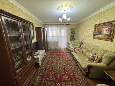 Продається 4-кімнатна квартира в центрі м-н Інгулець від власника