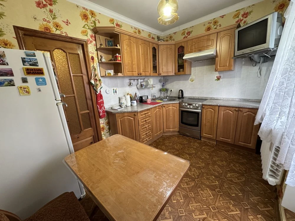 Продається 4-кімнатна квартира в центрі м-н Інгулець від власника