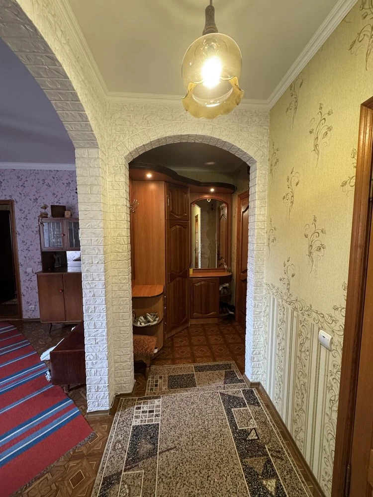 Продається 4-кімнатна квартира в центрі м-н Інгулець від власника