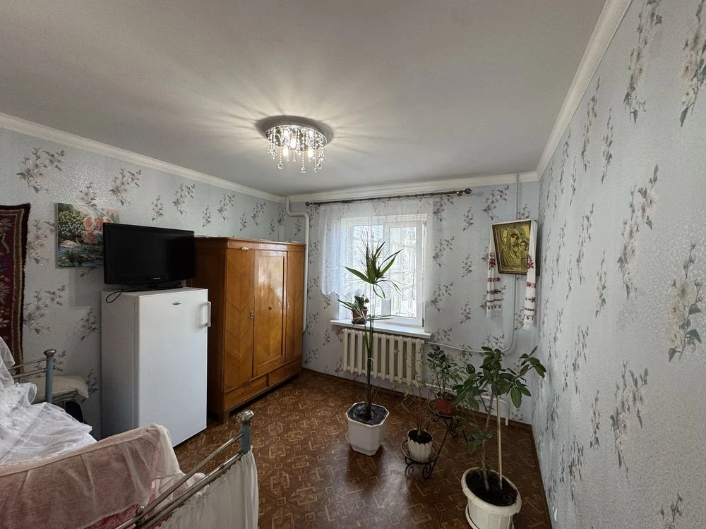 Продається 4-кімнатна квартира в центрі м-н Інгулець від власника