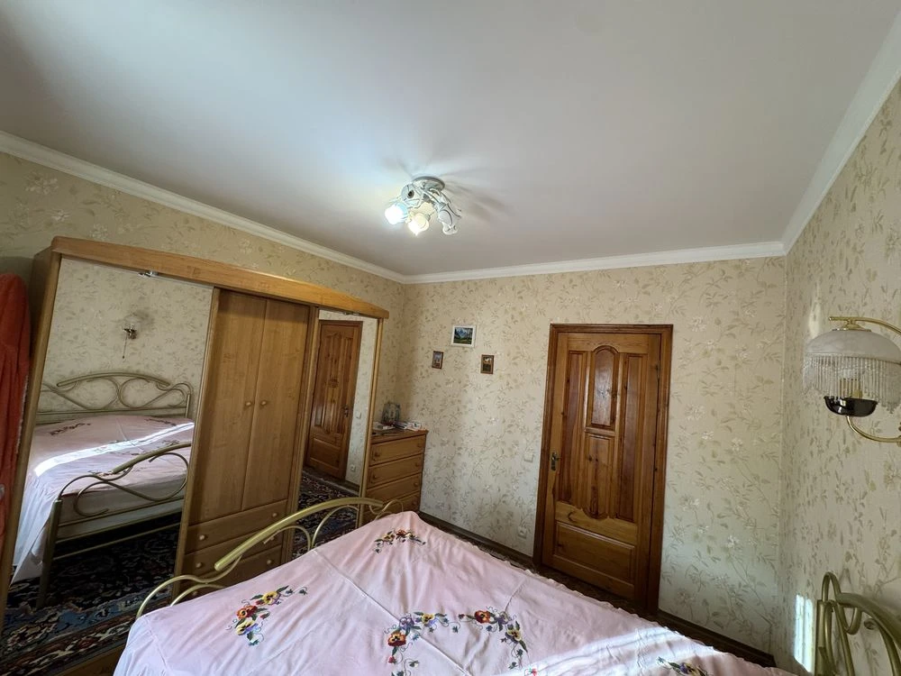 Продається 4-кімнатна квартира в центрі м-н Інгулець від власника