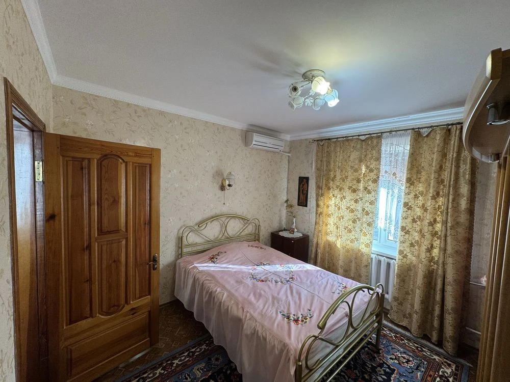 Продається 4-кімнатна квартира в центрі м-н Інгулець від власника