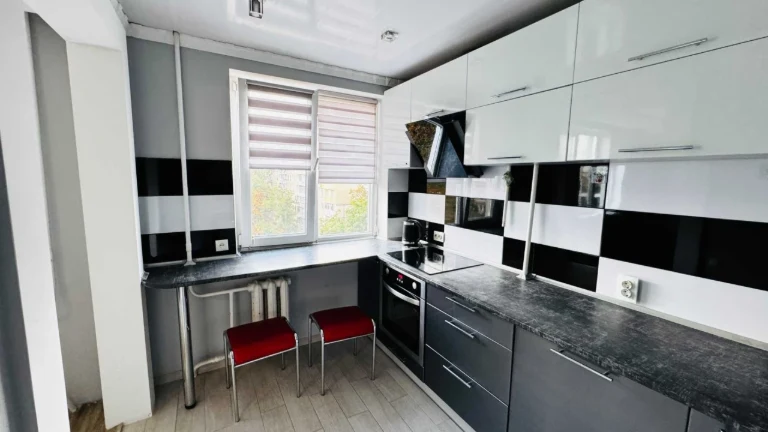 For sale, three-room apartment on Zarychna, Deсантna Street.