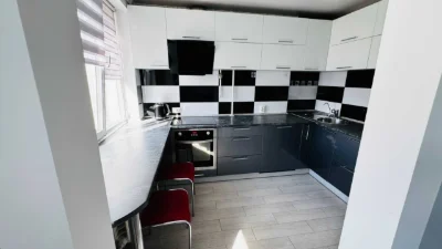 Продається трикімнатна квартира на вулиці Десантна, Зарічний.