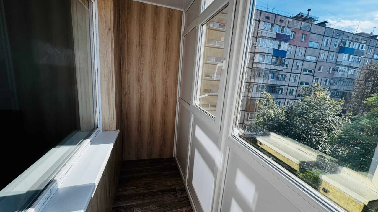 Продається трикімнатна квартира на вулиці Десантна, Зарічний.