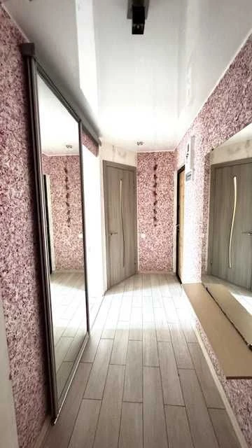 Продається трикімнатна квартира на вулиці Десантна, Зарічний.