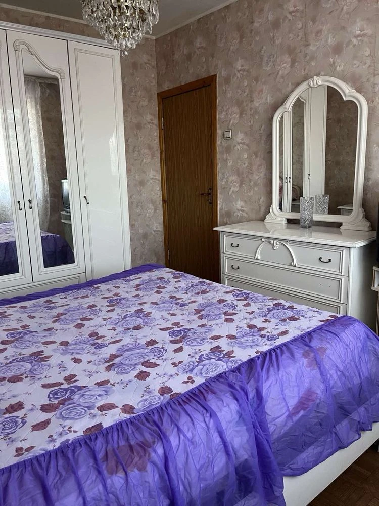 For Sale: 4-room apartment on Yubileyne Street