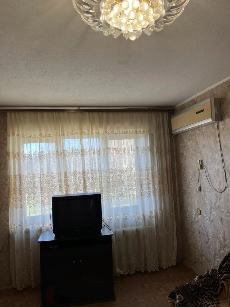 For Sale: 4-room apartment on Yubileyne Street
