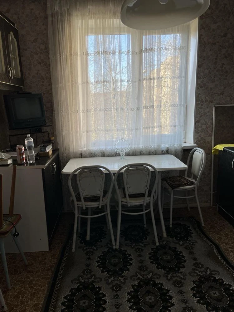 For Sale: 4-room apartment on Yubileyne Street