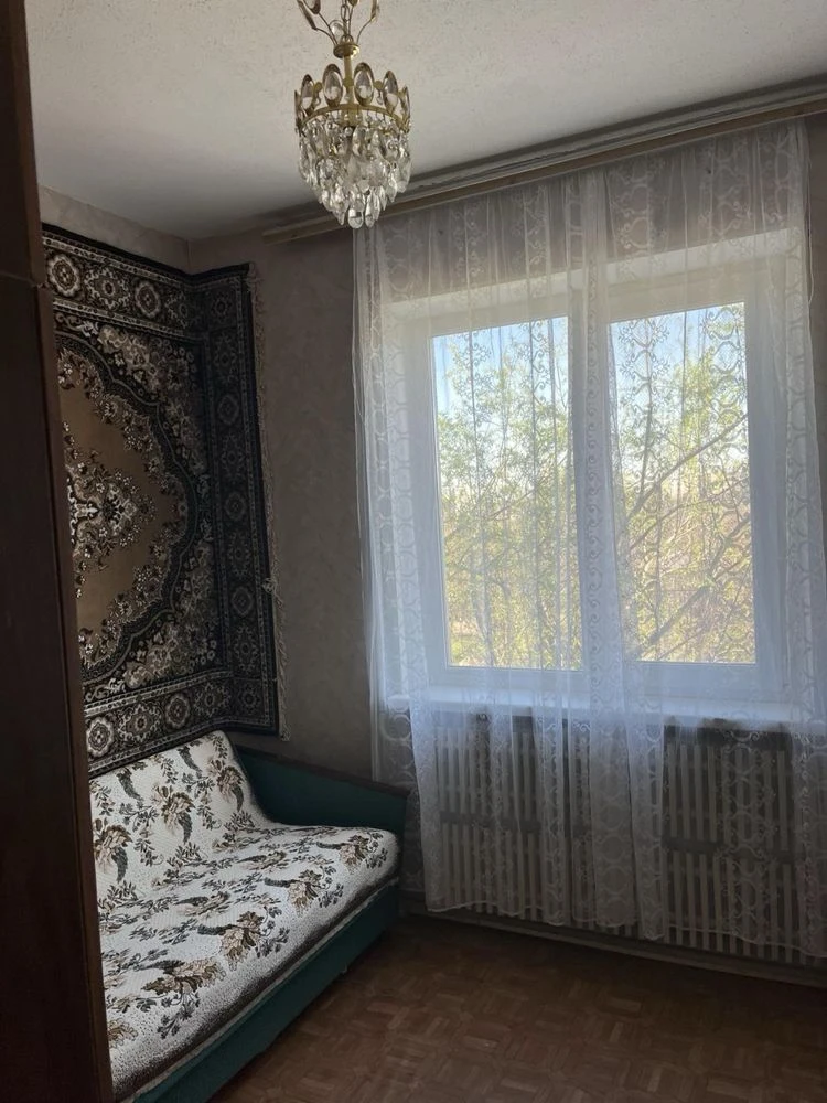For Sale: 4-room apartment on Yubileyne Street