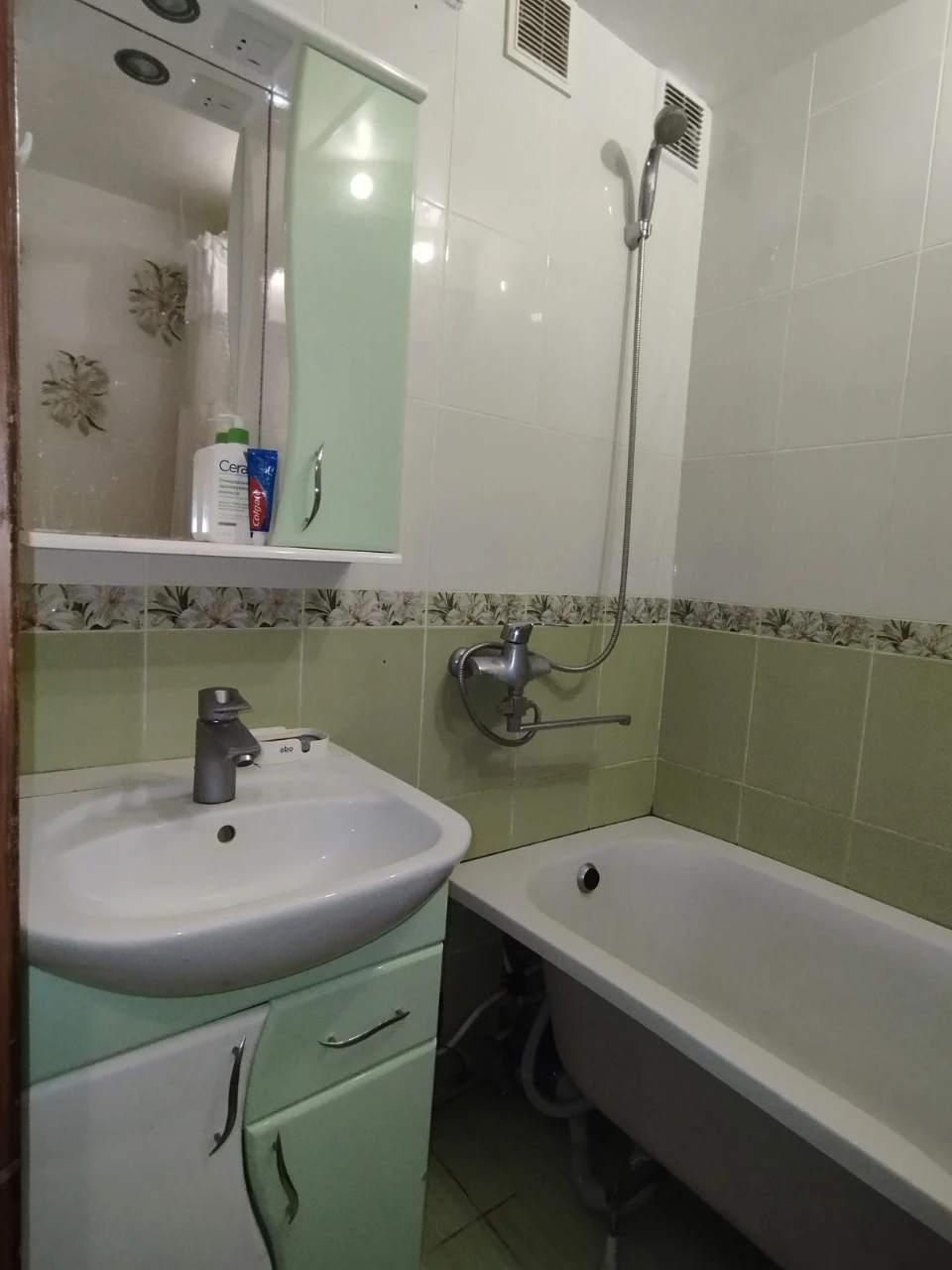 Three-room apartment, Ingulets.