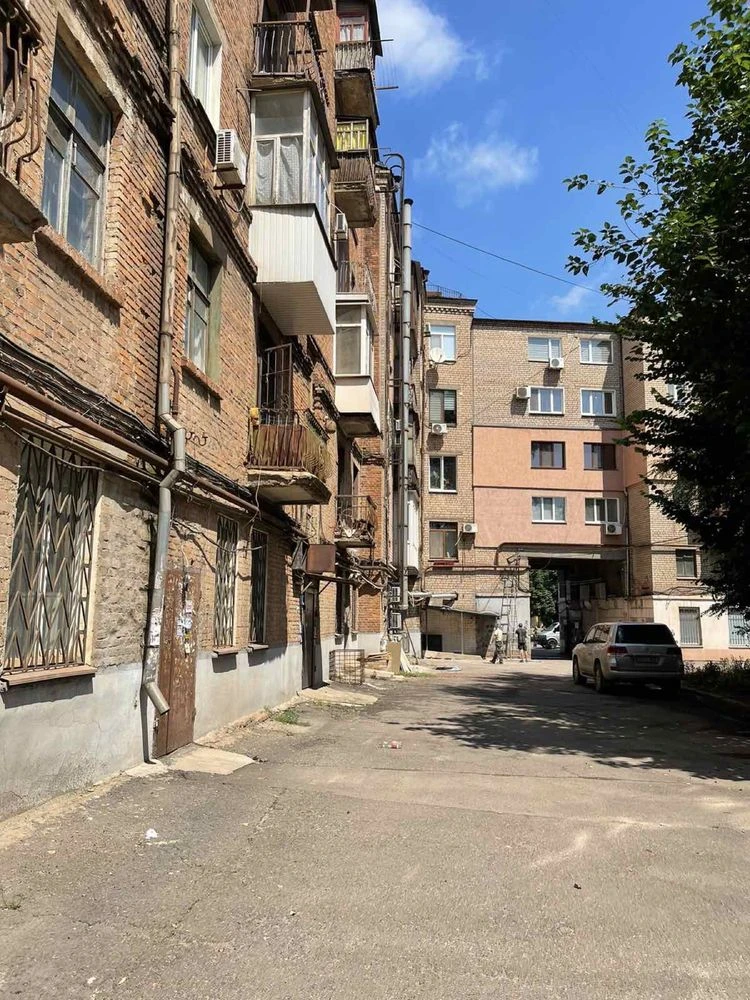 Продается 2-комнатная квартира в центре города.