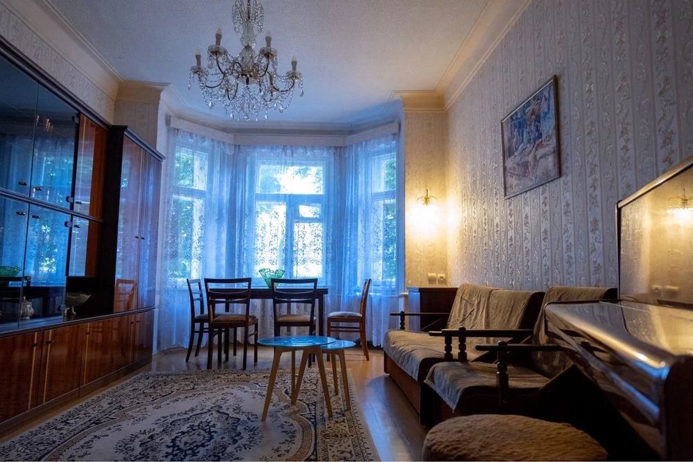 FOR SALE: Excellent 3-room Stalinist apartment in the CITY CENTER