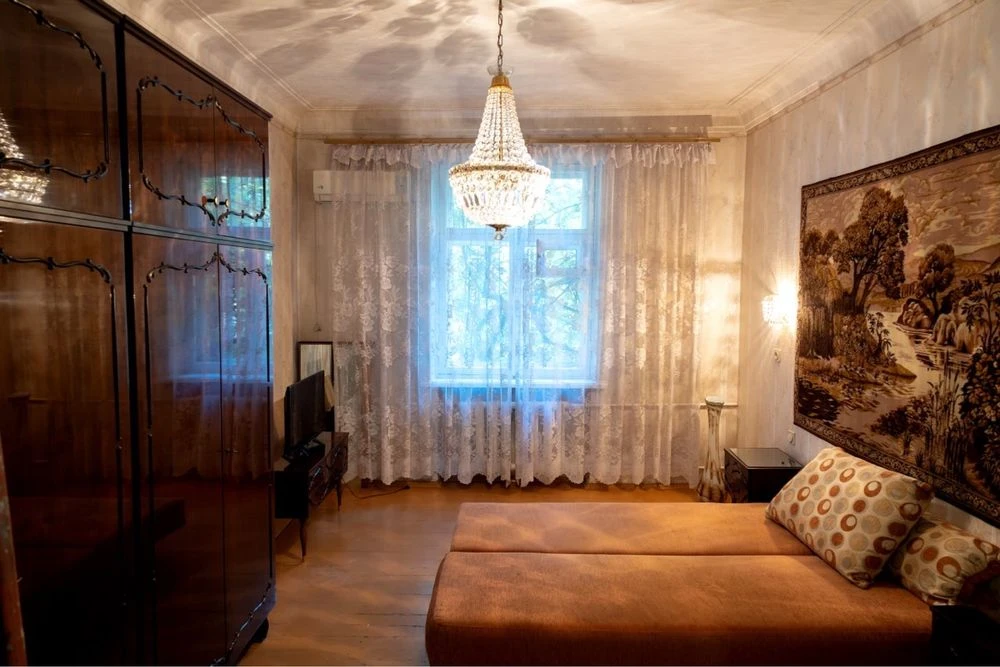 FOR SALE: Excellent 3-room Stalinist apartment in the CITY CENTER