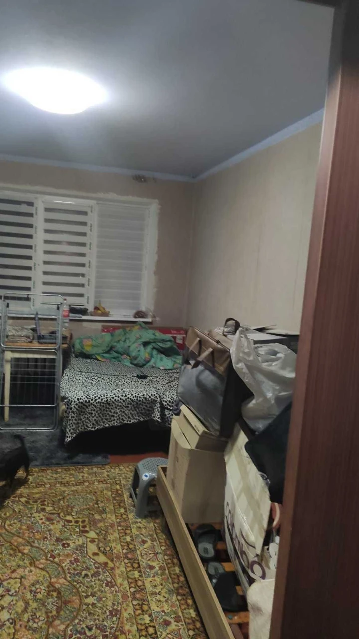 For sale a spacious 3-room "cheshka" with two balconies.