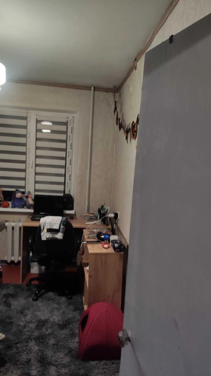For sale a spacious 3-room "cheshka" with two balconies.