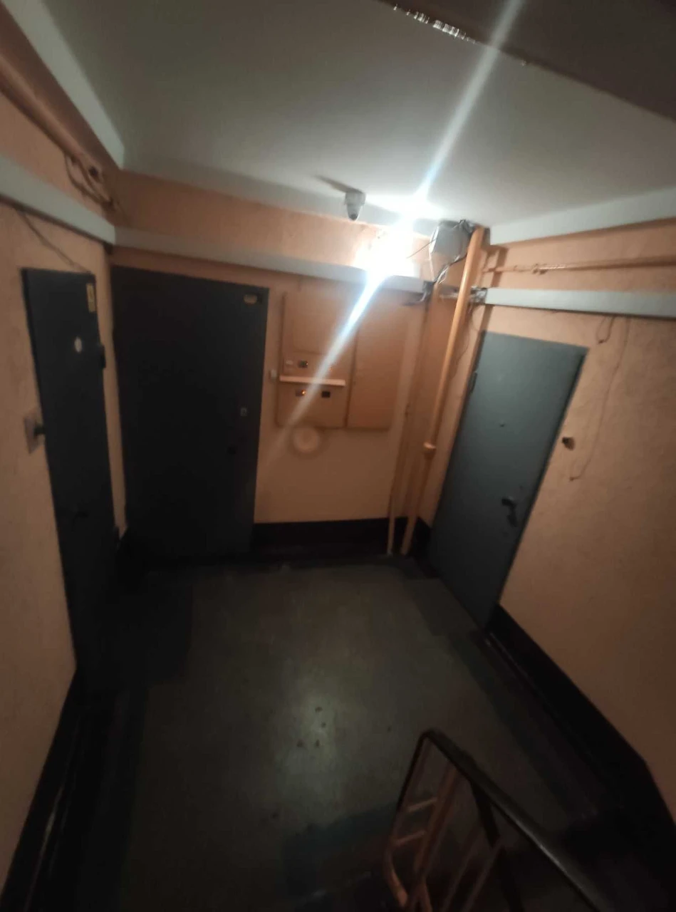 For sale a spacious 3-room "cheshka" with two balconies.