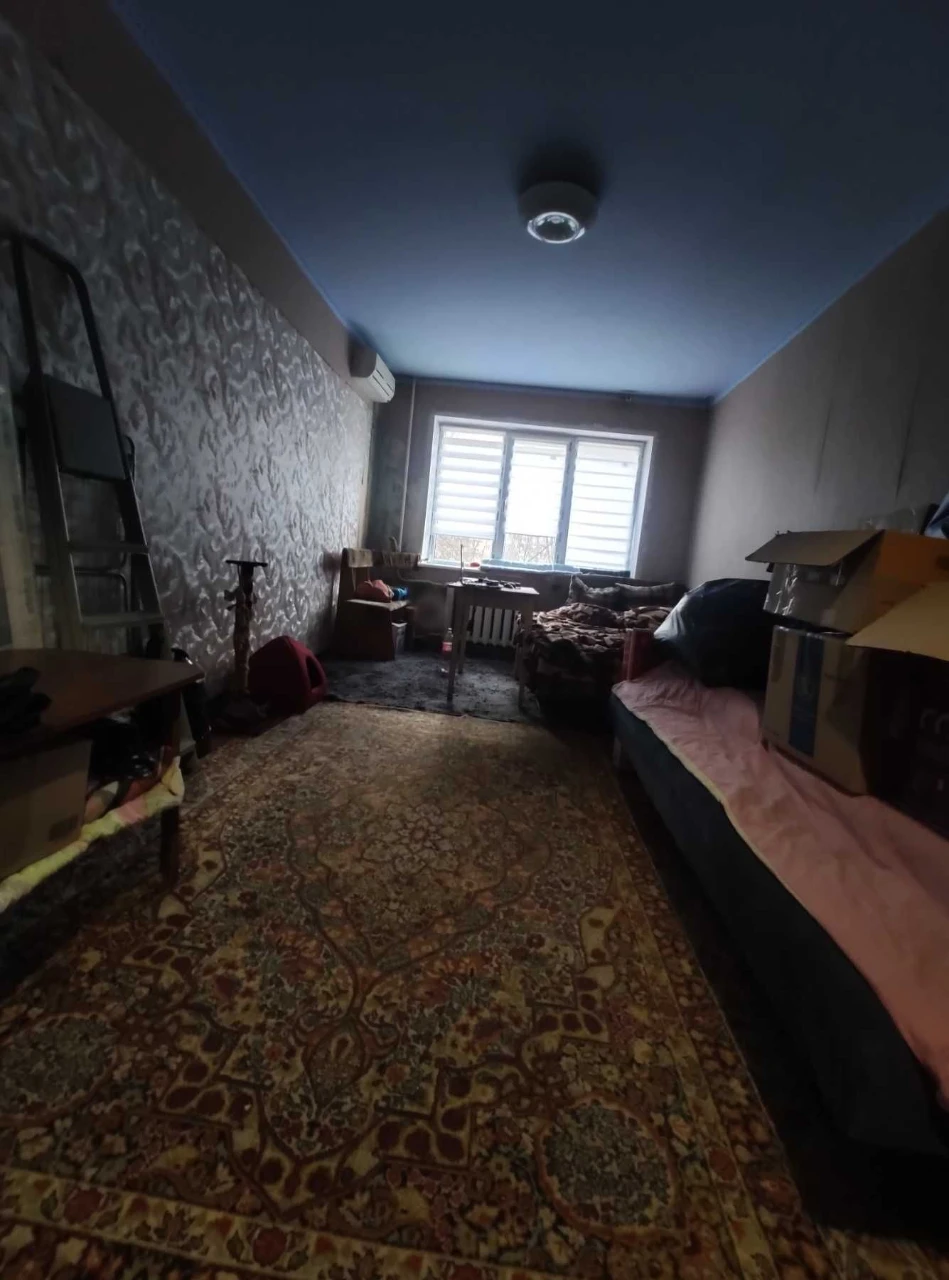 For sale a spacious 3-room "cheshka" with two balconies.