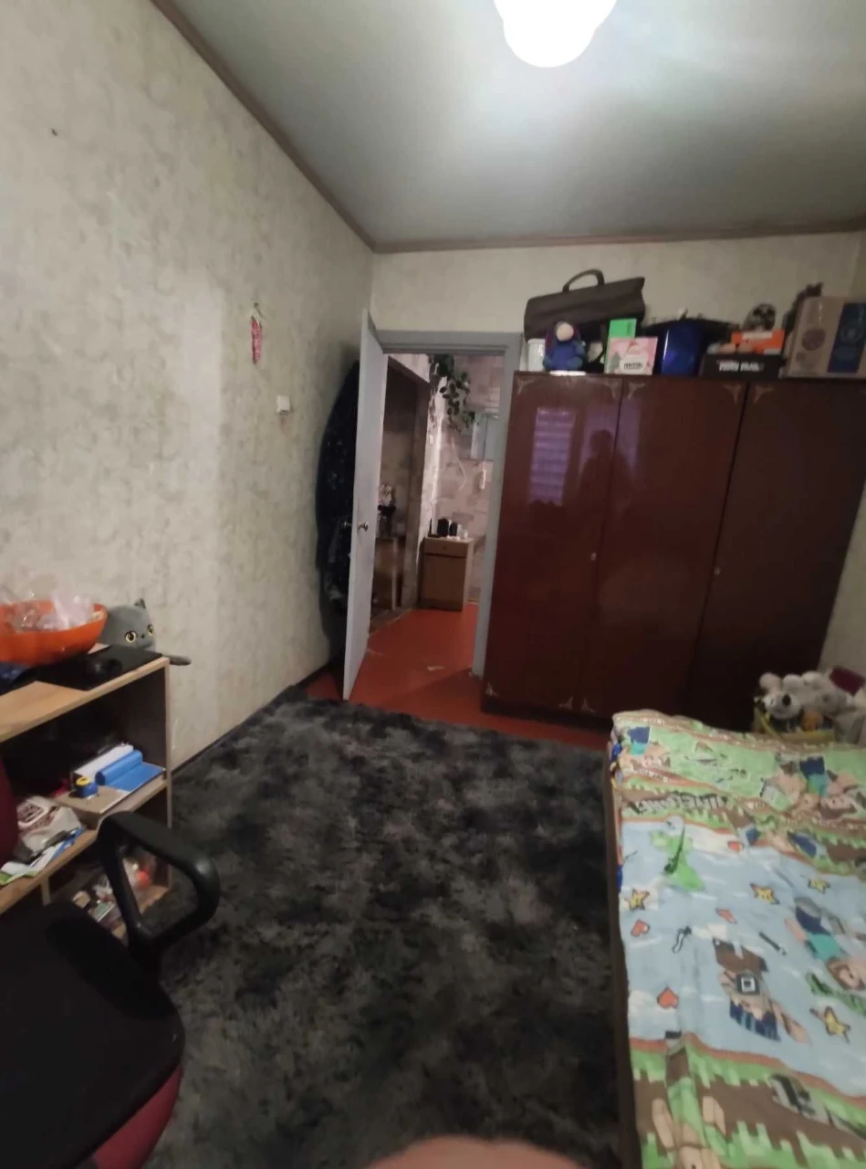 For sale a spacious 3-room "cheshka" with two balconies.