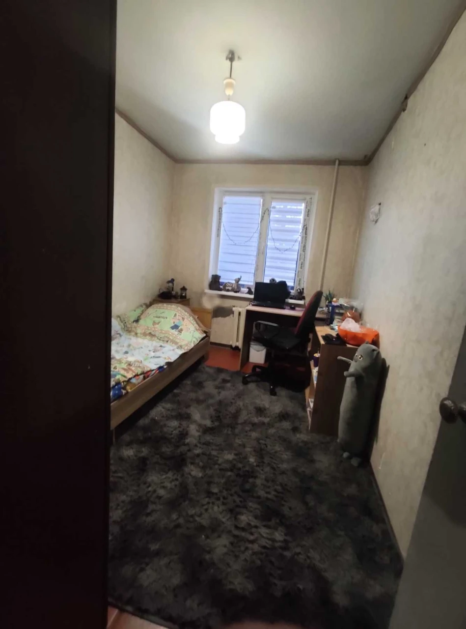 For sale a spacious 3-room "cheshka" with two balconies.