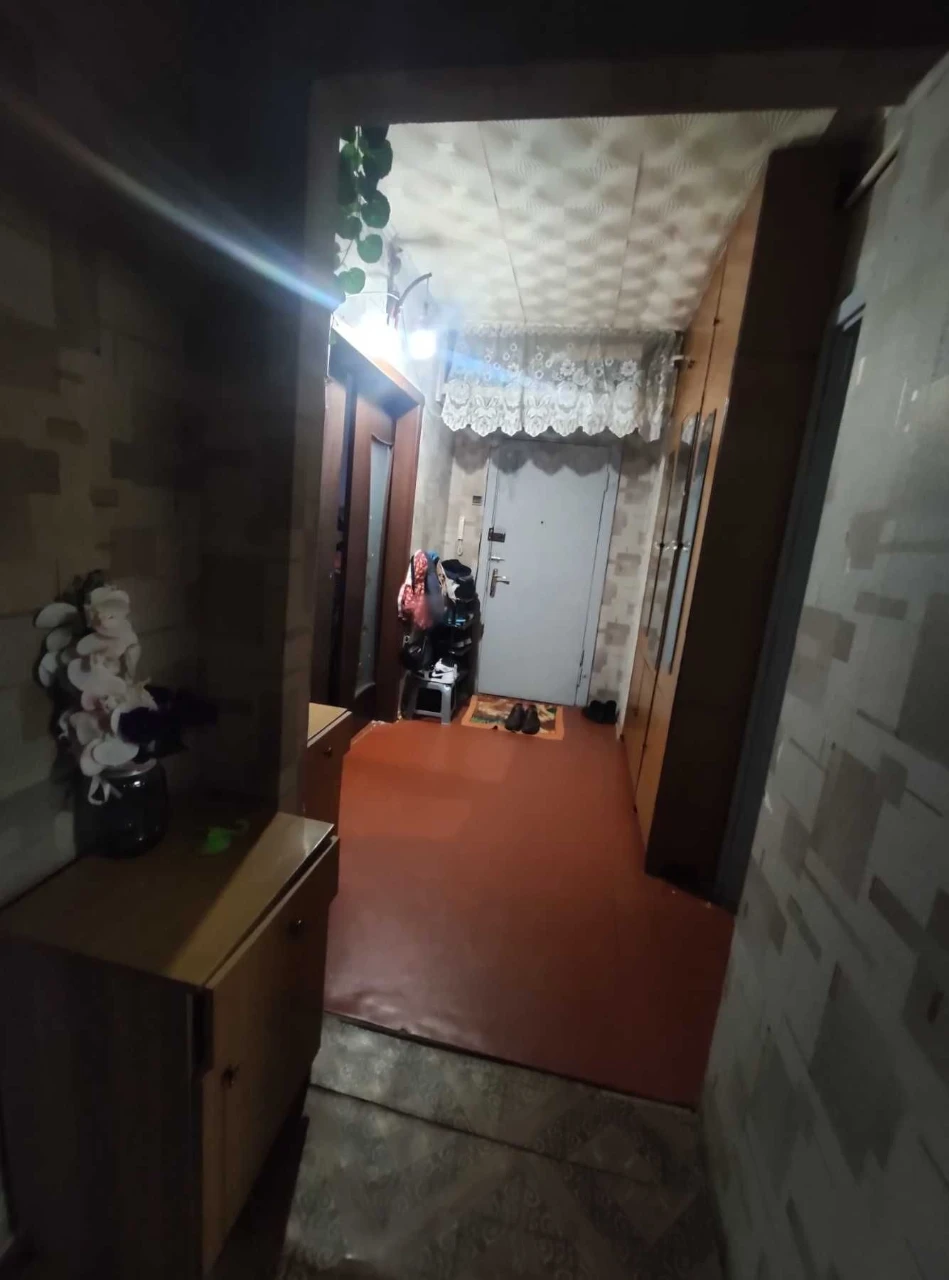 For sale a spacious 3-room "cheshka" with two balconies.