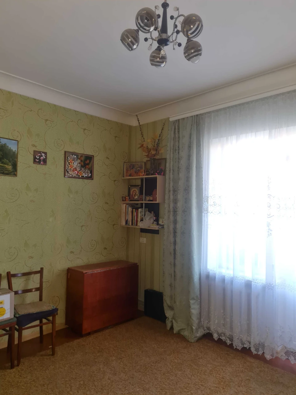 Продається 2-кімнатна квартира з газовим опаленням.
