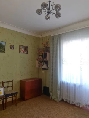 Продається 2-кімнатна квартира з газовим опаленням.