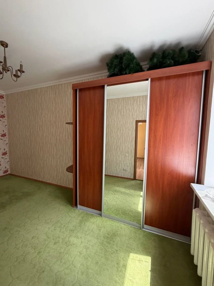 продам 4 комнатную квартиру