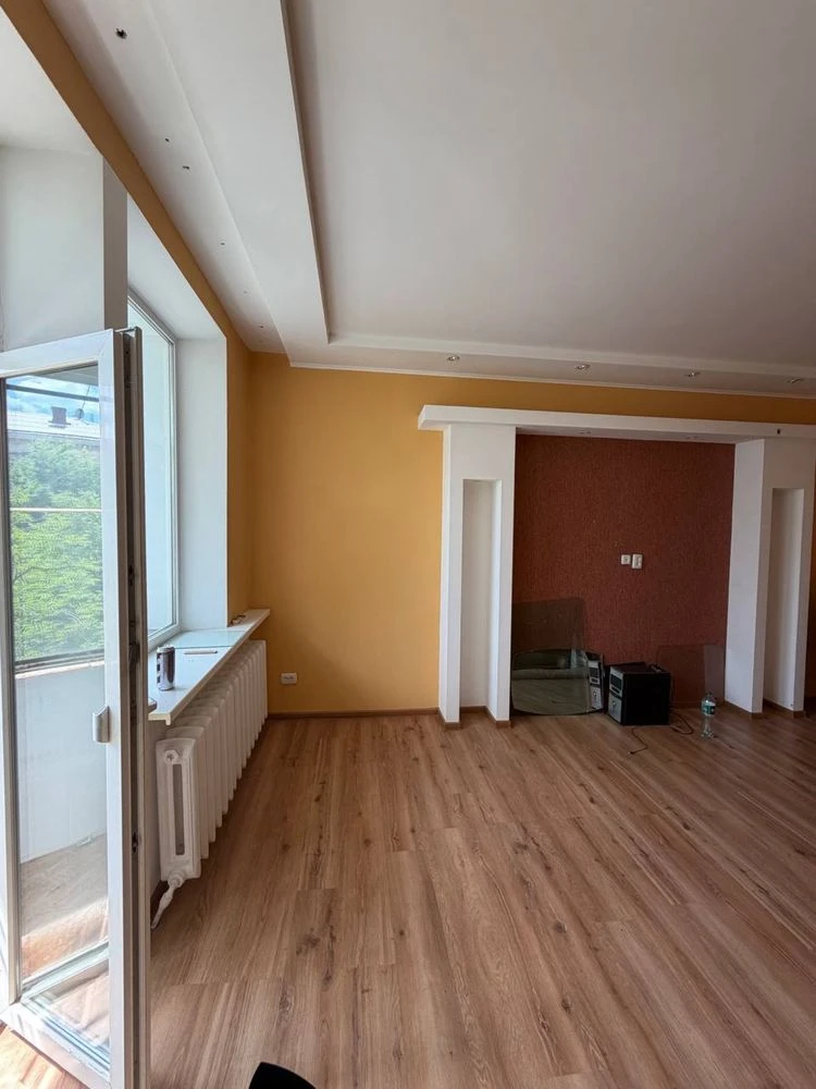 продам 4 комнатную квартиру
