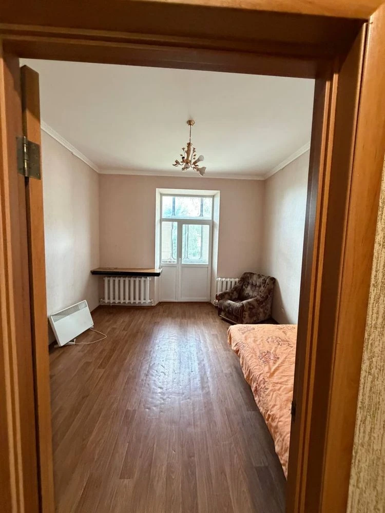 продам 4 комнатную квартиру