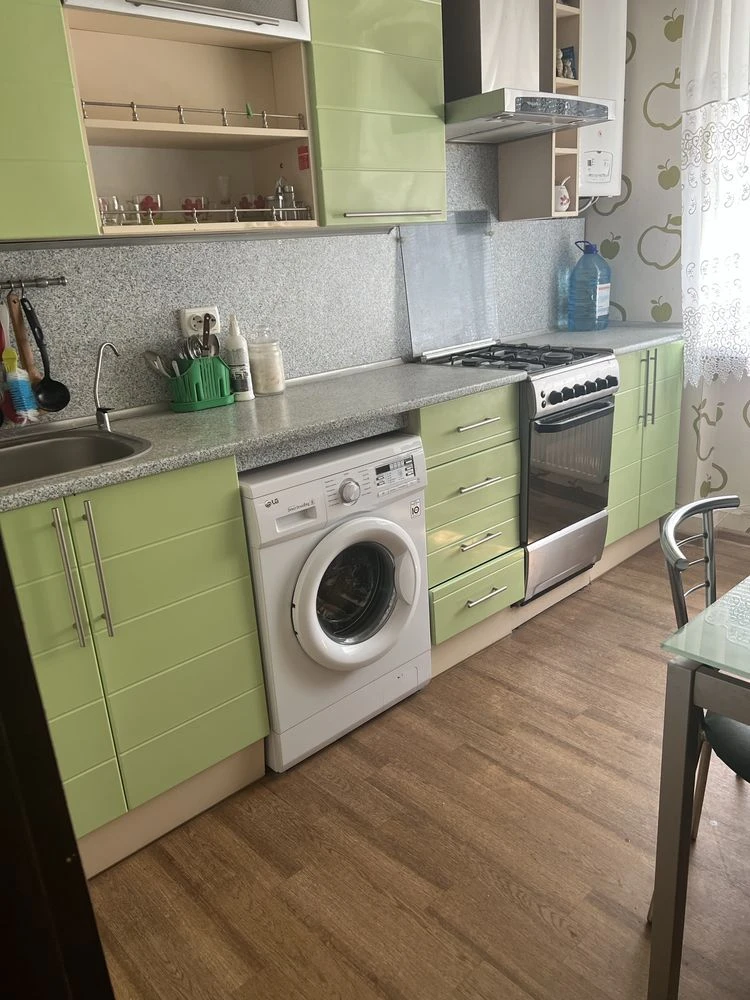 Продается 2-комнатная квартира в районе Кристал, Никополь, с техникой