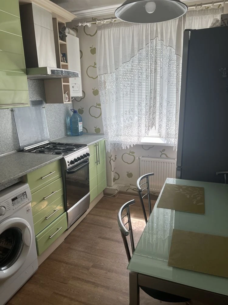 Продается 2-комнатная квартира в районе Кристал, Никополь, с техникой