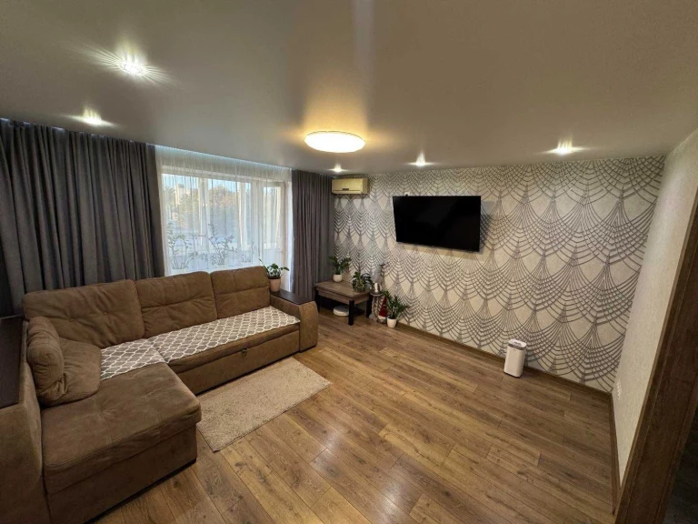 Продам 3-кімнатну квартиру в центрі Павлограда