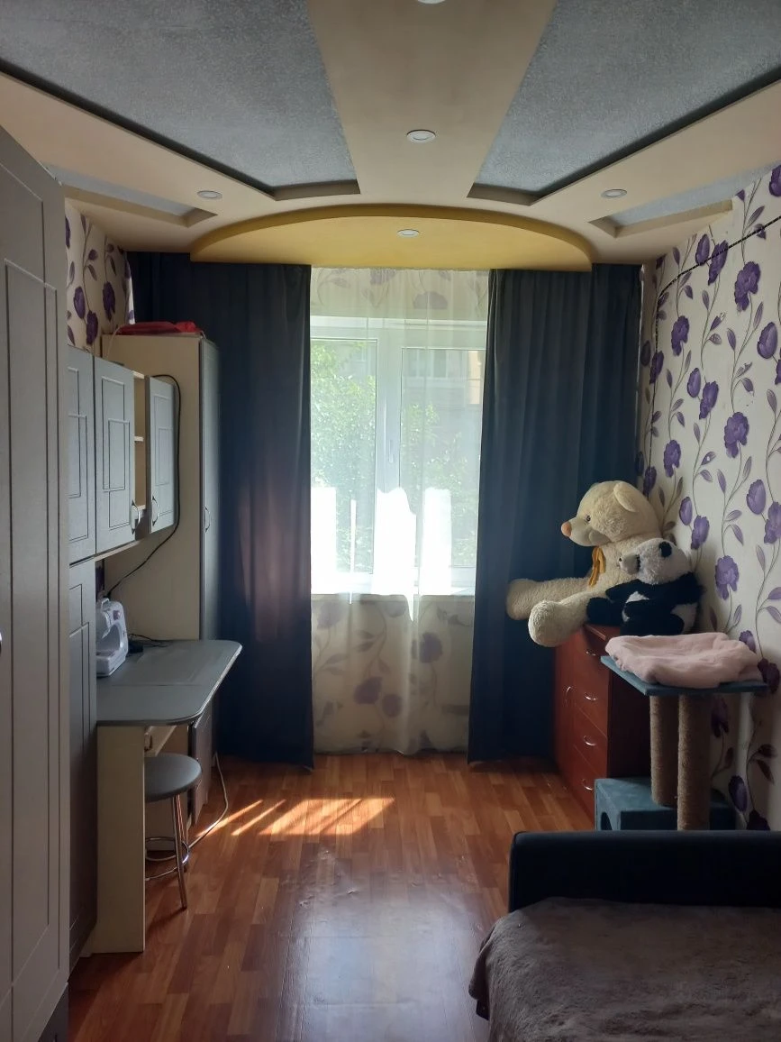 3-х кімнатна квартира, район 40 років .