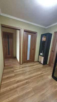 Продається 2-кімнатна квартира в центрі міста з електроопаленням.