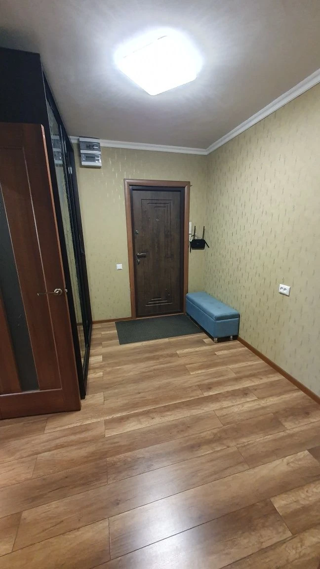 Продається 2-кімнатна квартира в центрі міста з електроопаленням.