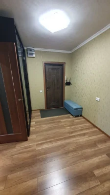 Продається 2-кімнатна квартира в центрі міста з електроопаленням.