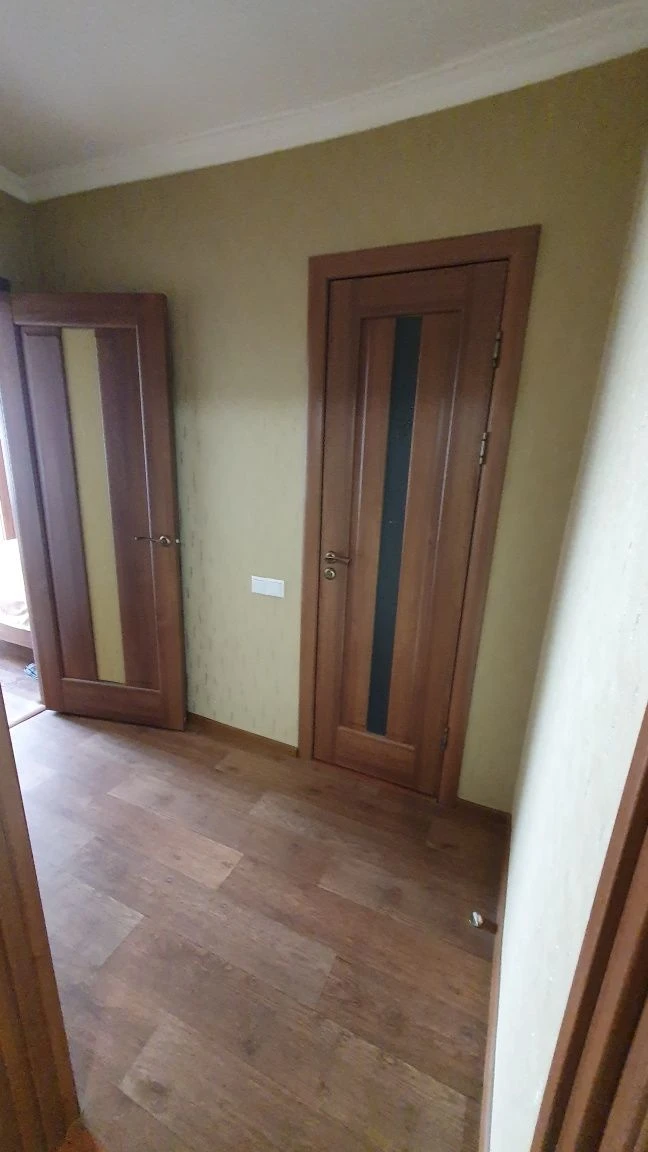 Продається 2-кімнатна квартира в центрі міста з електроопаленням.
