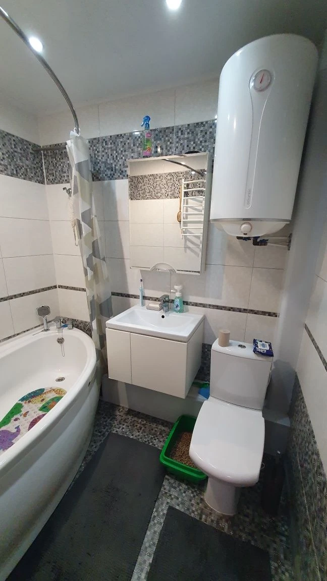 Продається 2-кімнатна квартира в центрі міста з електроопаленням.