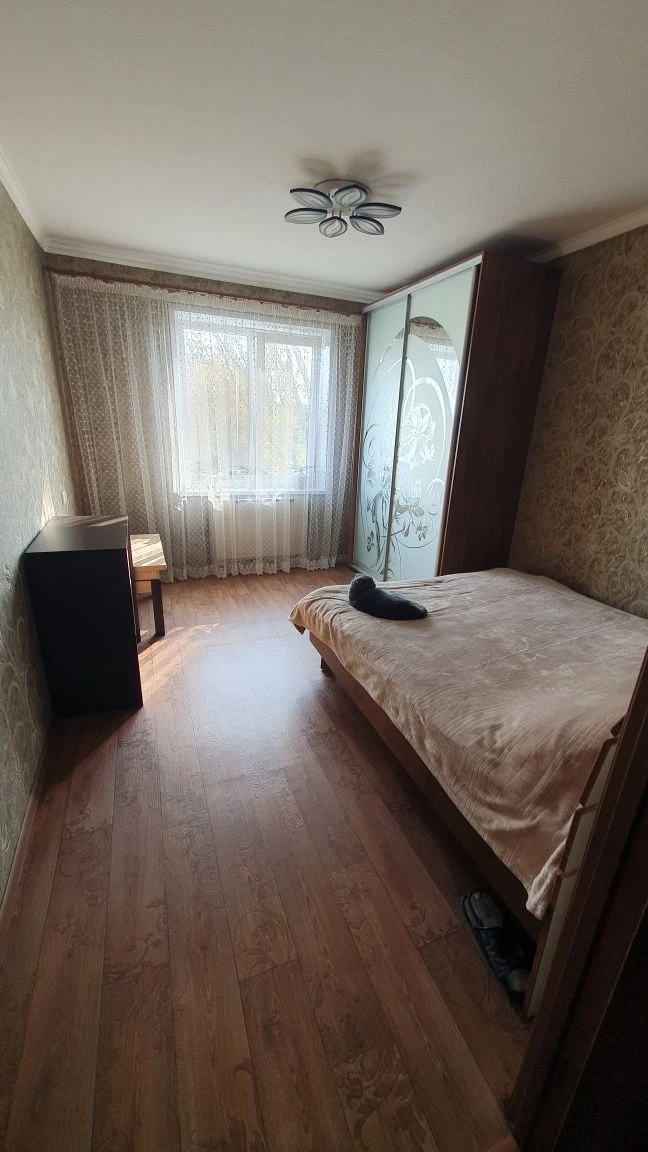 Продається 2-кімнатна квартира в центрі міста з електроопаленням.