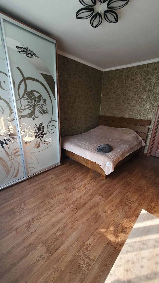 Продається 2-кімнатна квартира в центрі міста з електроопаленням.