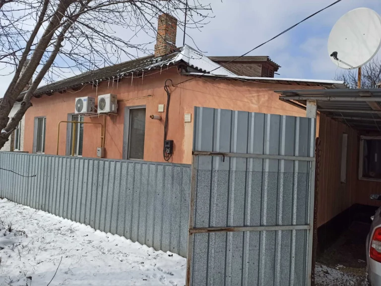 Квартира в приватному секторі, з підвалом та сараєм
