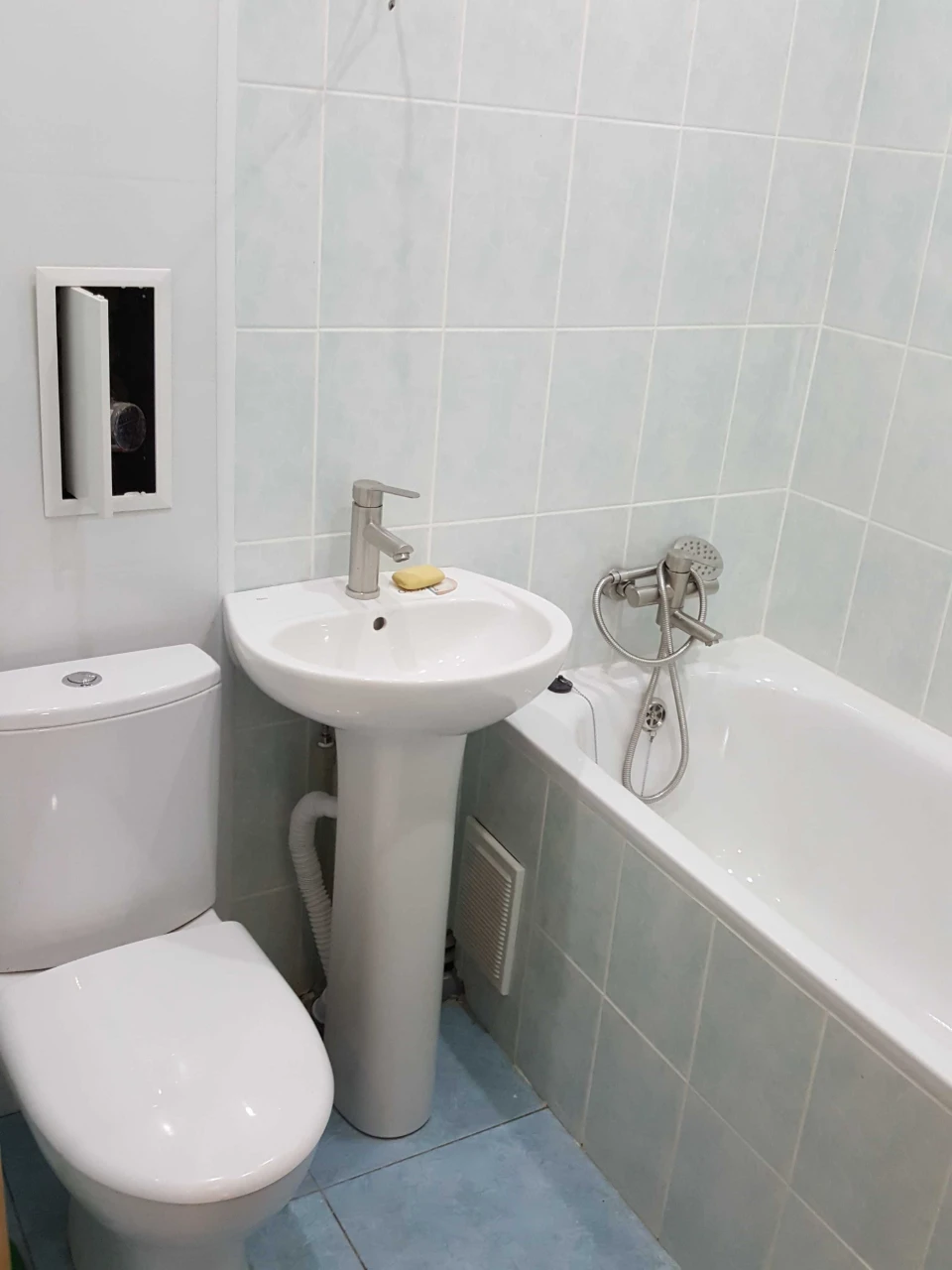 Продається 3-кімнатна квартира 43,5 м.кв на 1 поверсі 2-поверхового цеглистого