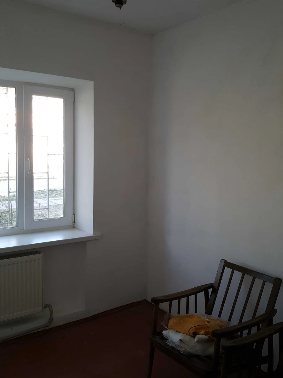 Продається 3-кімнатна квартира 43,5 м.кв на 1 поверсі 2-поверхового цеглистого