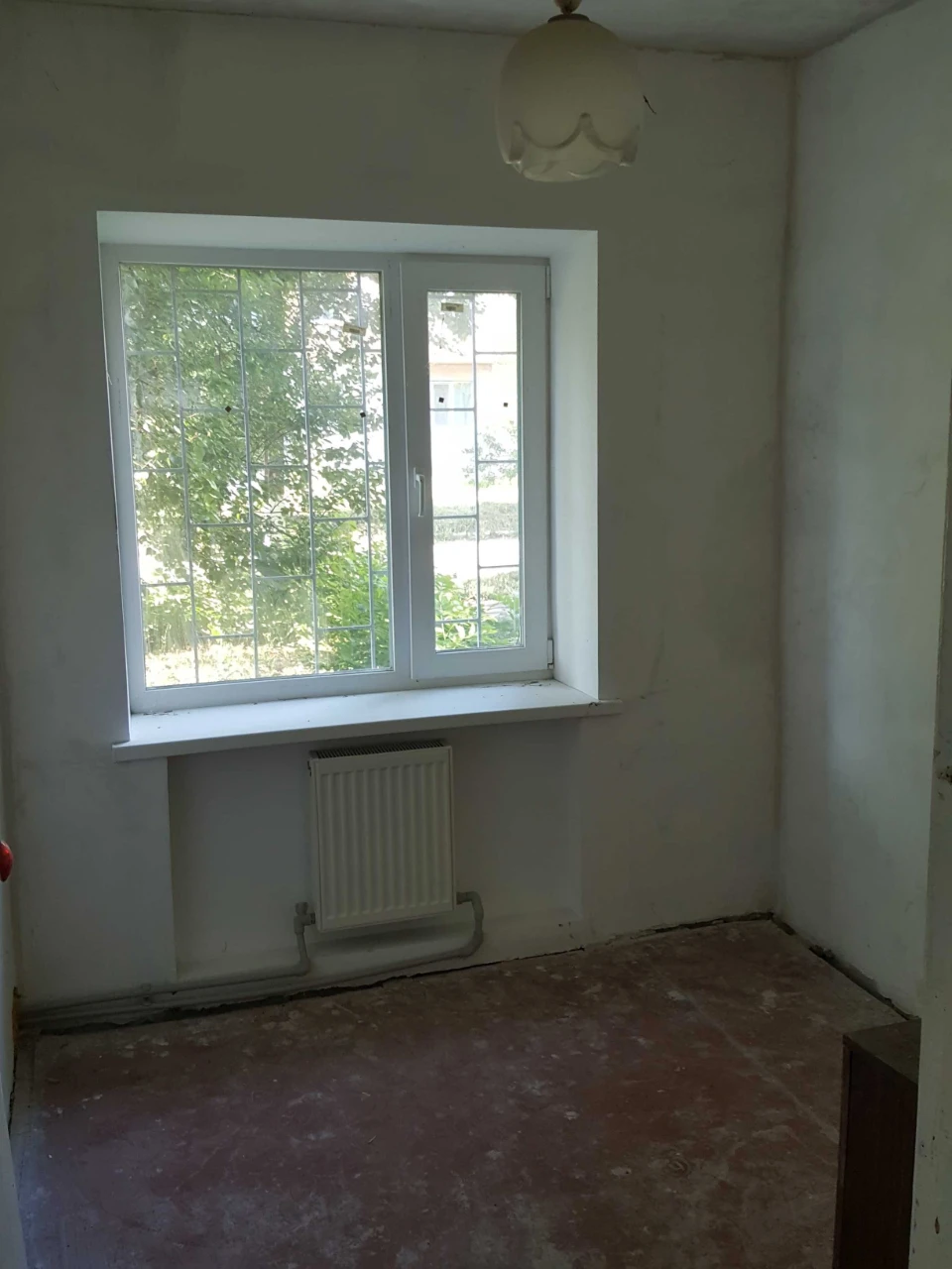 Продається 3-кімнатна квартира 43,5 м.кв на 1 поверсі 2-поверхового цеглистого