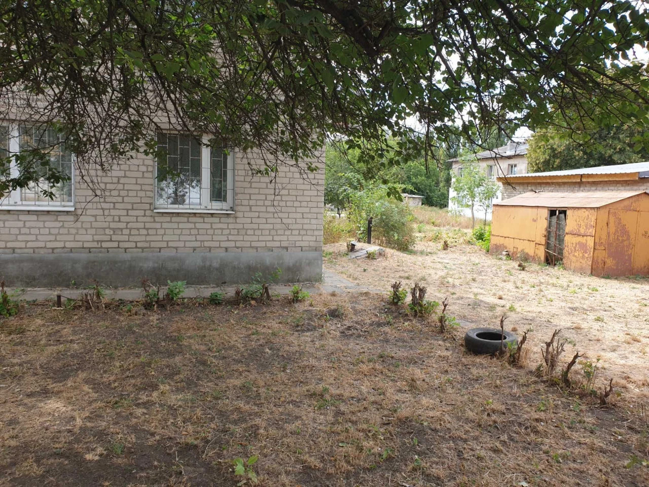 Продається 3-кімнатна квартира 43,5 м.кв на 1 поверсі 2-поверхового цеглистого