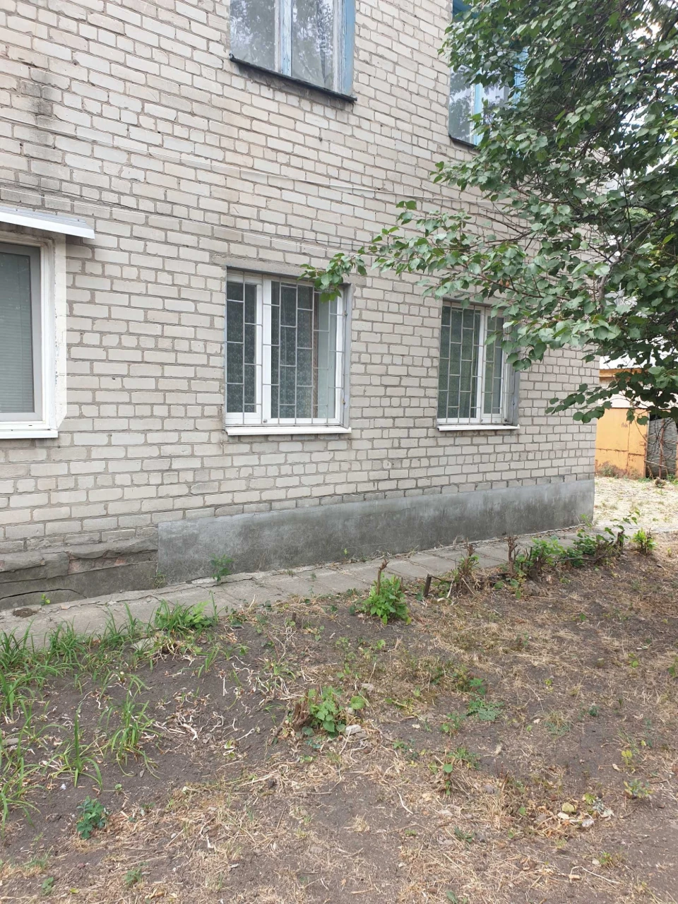 Продається 3-кімнатна квартира 43,5 м.кв на 1 поверсі 2-поверхового цеглистого