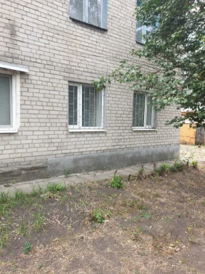 Продається 3-кімнатна квартира 43,5 м.кв на 1 поверсі 2-поверхового цеглистого