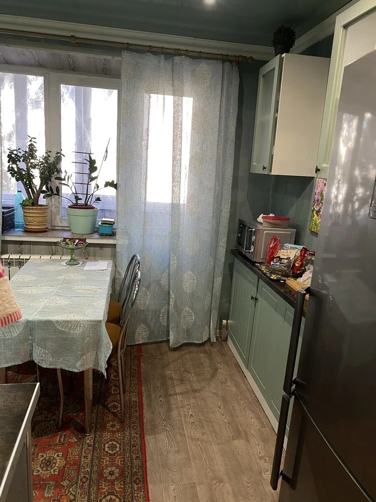Продам 2-кімнатну квартиру з ремонтом та частково меблями